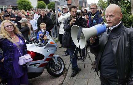 Public protest outside the home of a leader of the Martijn Association